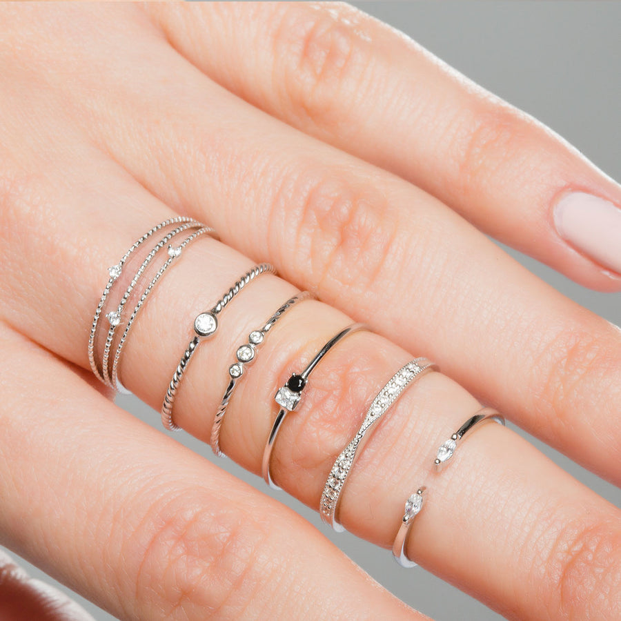 Mano con anillo Tiara Silver y varios anillos de plata con circonitas blnacas