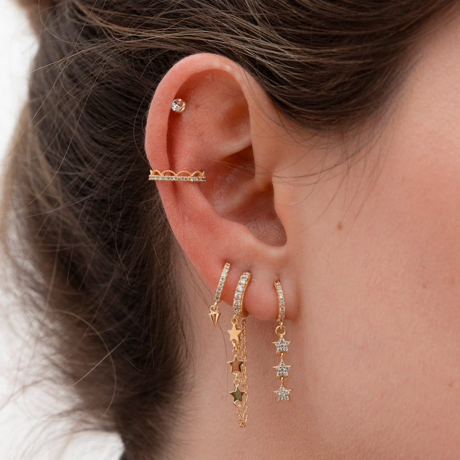 Foto detalle oreja de mujer con pendientes Tey Gold y demás pendientes de la colección de Adamina