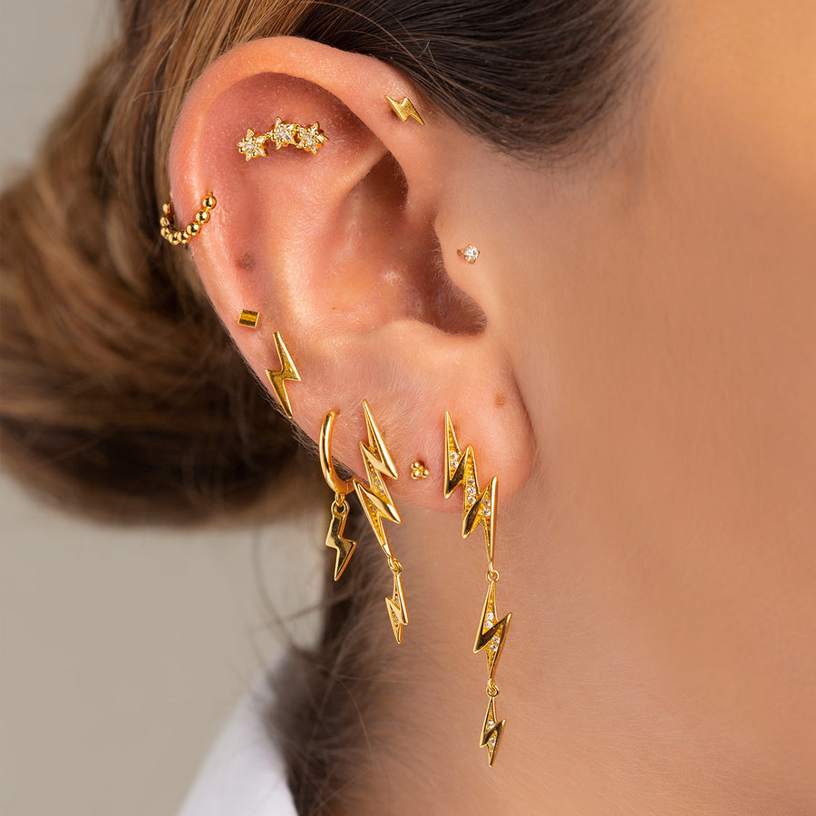 Foto detalle oreja de mujer con pendientes Tala Duo Gold y más piezas Adamina