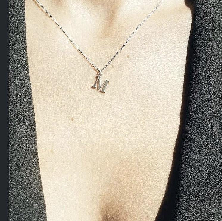 Frau mit Initial-Halskette. Sterlingsilber. Adamina