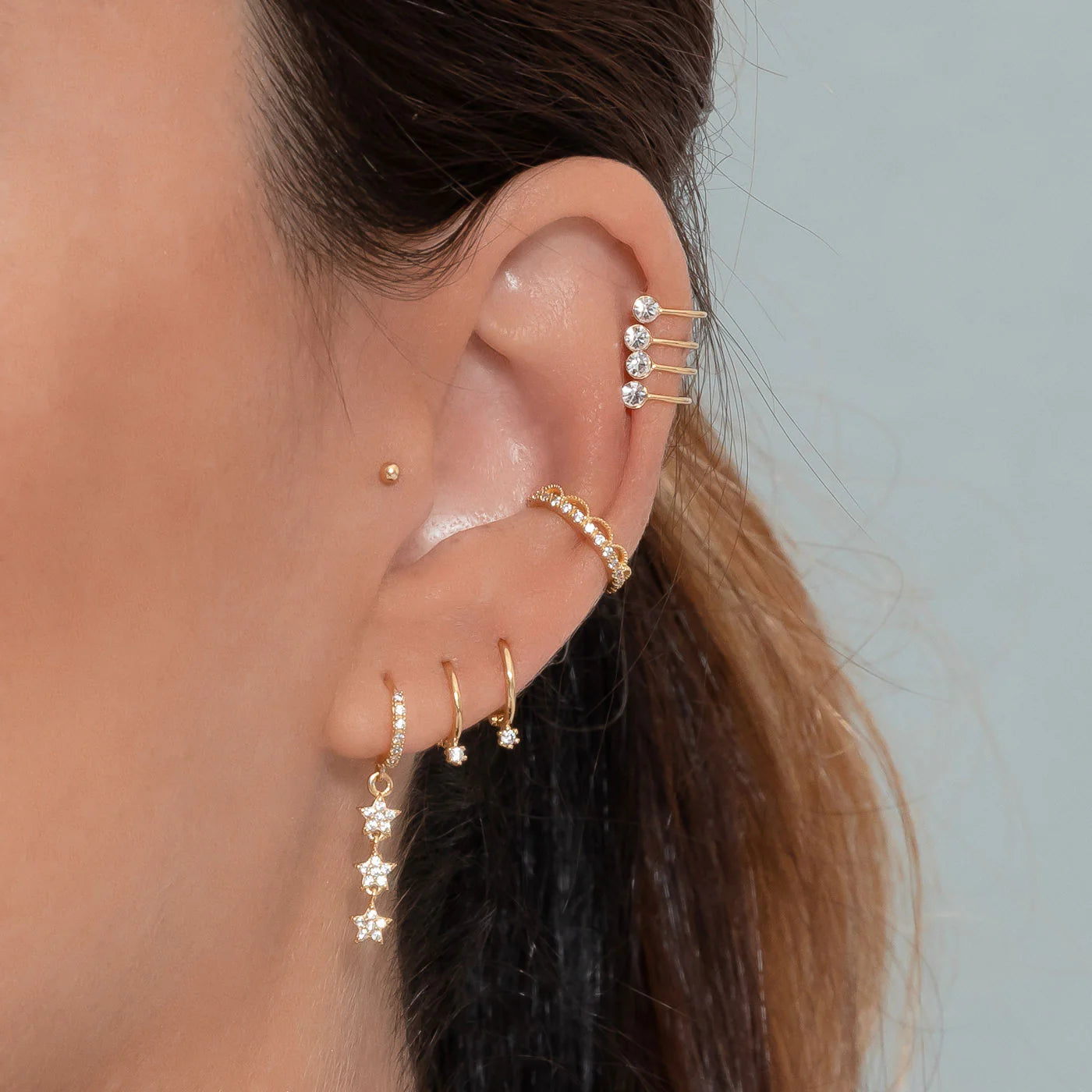 Piercing tragus en una mujer con cuidados específicos para una cicatrización adecuada.