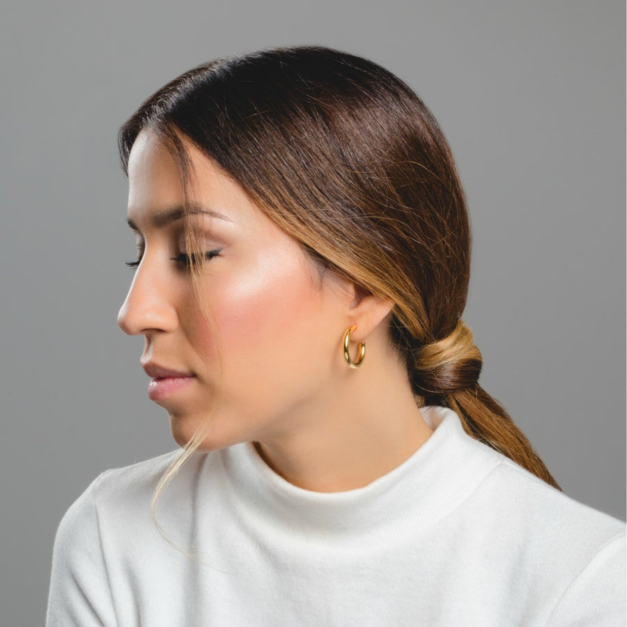 Modelo posando con Pendientes Halo Maxi ML Plata de Ley 925