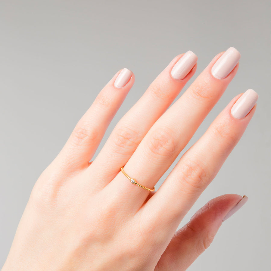 Mano con anillo Carolina Gold con piedra Circonita blanca