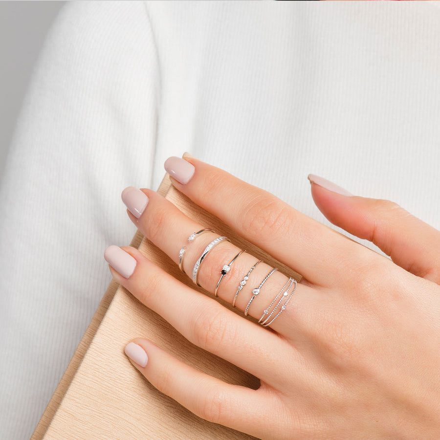 Mano con diferentes anillos de plata de la colección de Adamina