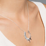 Foto detalle mujer con collar Elysse Silver. Adamina