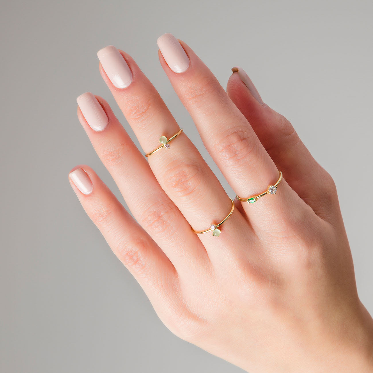 Mano con tres anillos Enid Gold