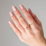 Mano con tres anillos Enid Gold