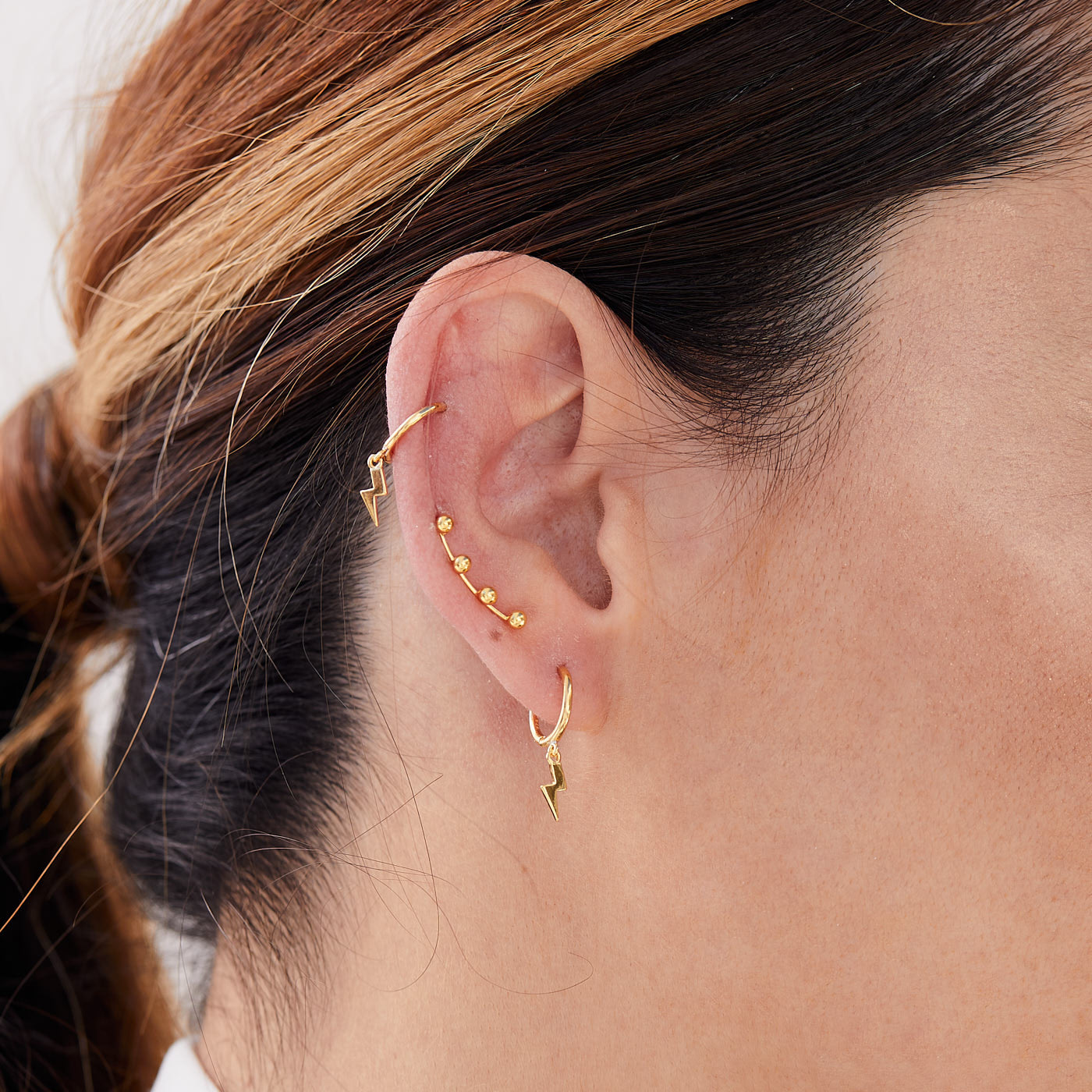 Modelo posando con Pendientes Hoops Ray Plata de Ley 925 bañado en Oro