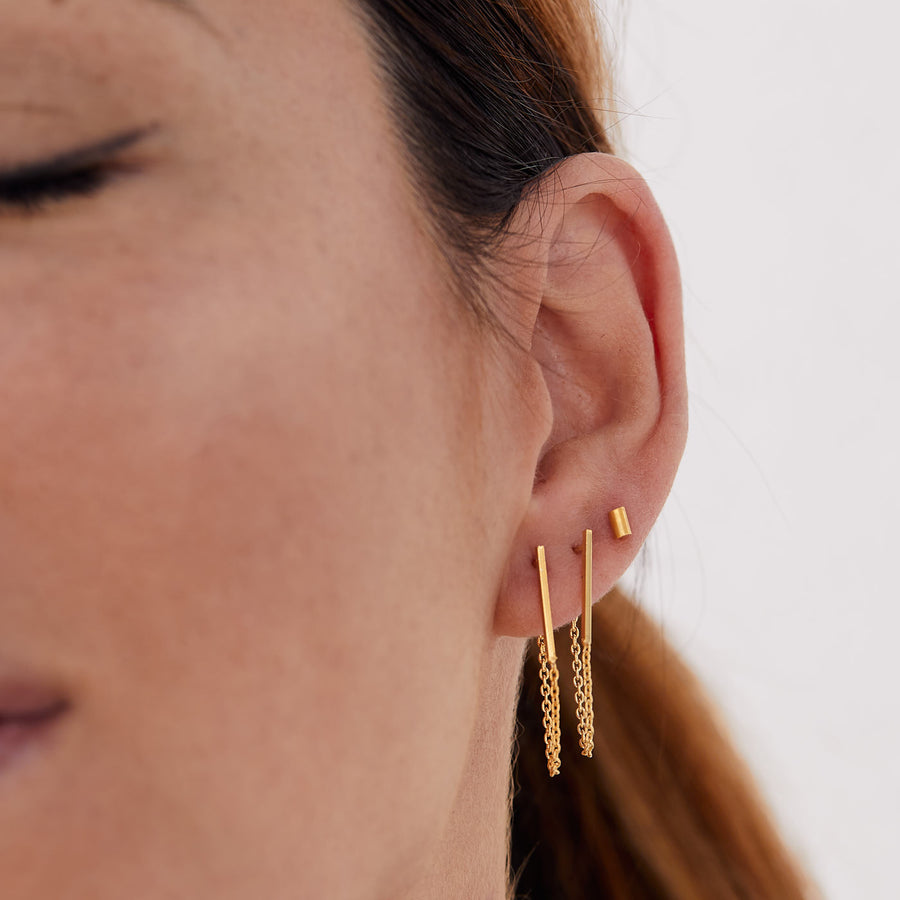 Mujer con pendientes Chain Gold. Adamina