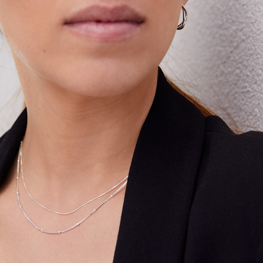 Mujer con Collar Balls Silver Adamina