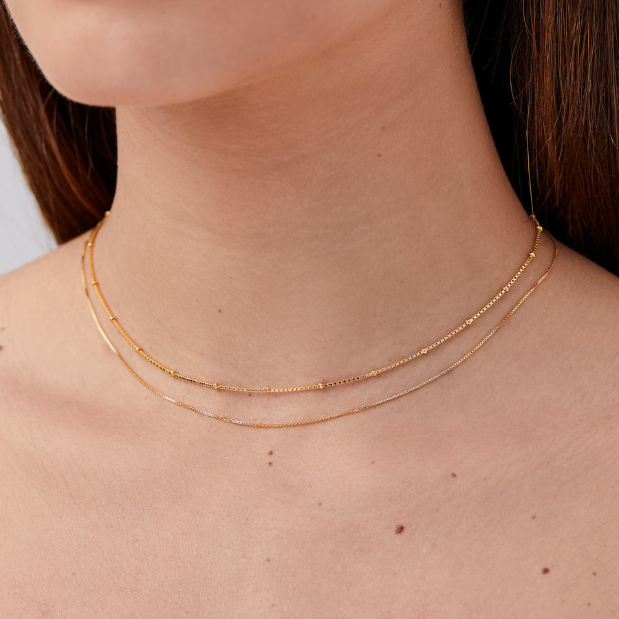 Mujer con Collar Balls Gold Adamina