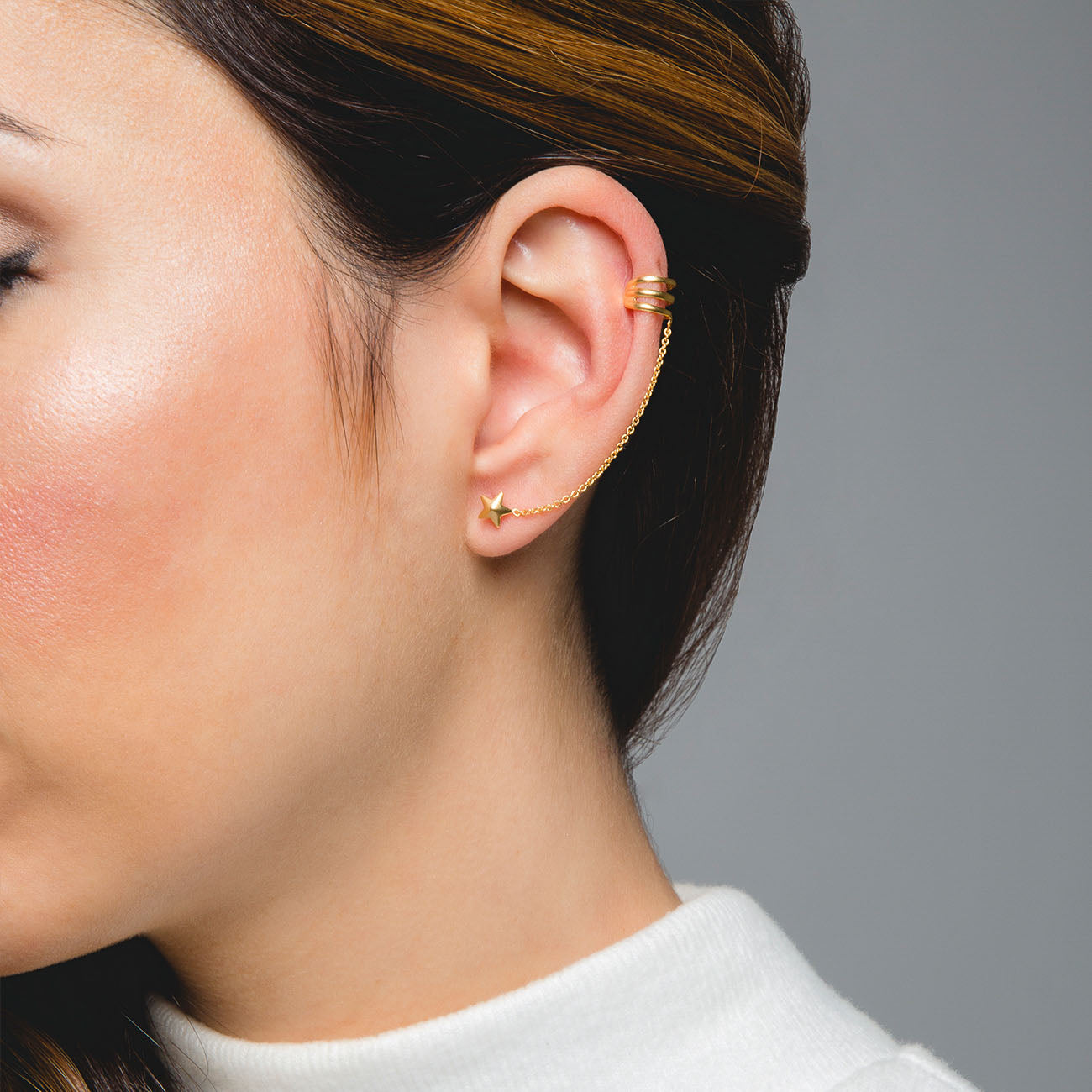 Modelo Oreja Dúo Pendiente Estrella y Pendiente Ear Cuff de Cadena Plata de Ley 925 bañado en Oro