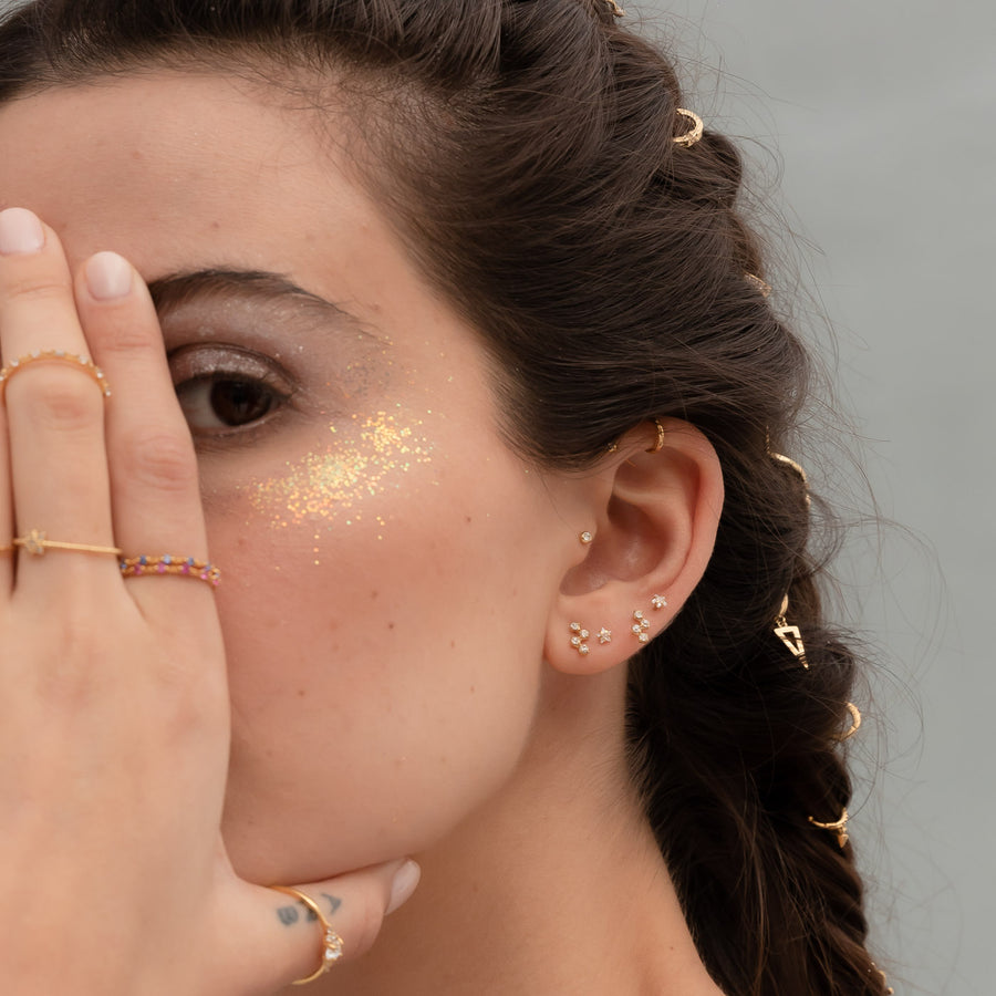 Modelo posando con Pendientes Hidra Plata de Ley 925 bañado en Oro con Circonitas Blancas