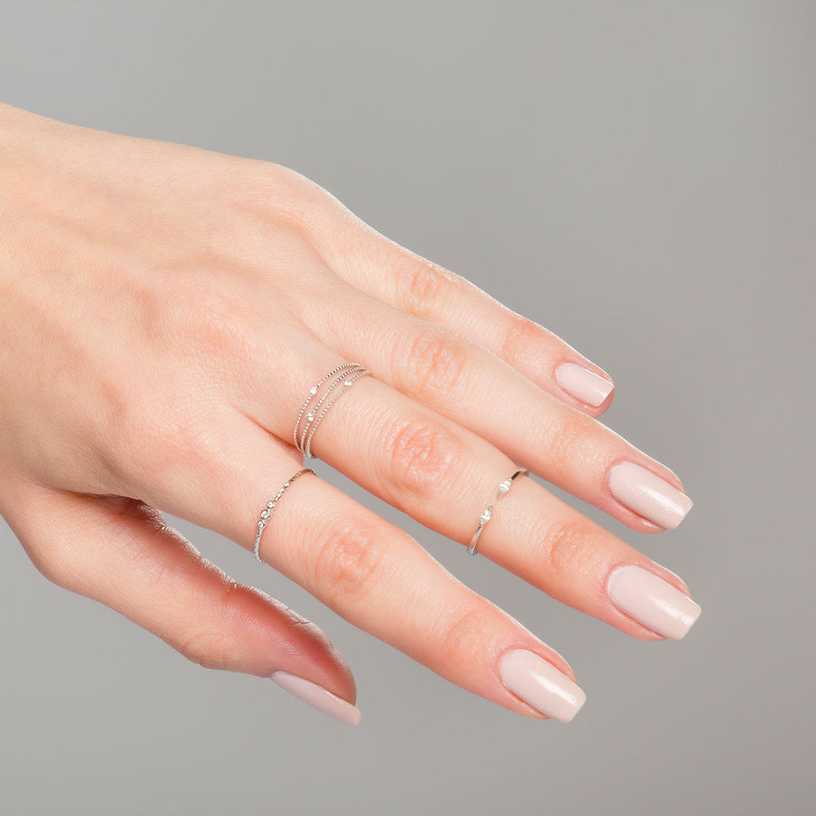 Mano con diferentes anillos de plata de Adamina