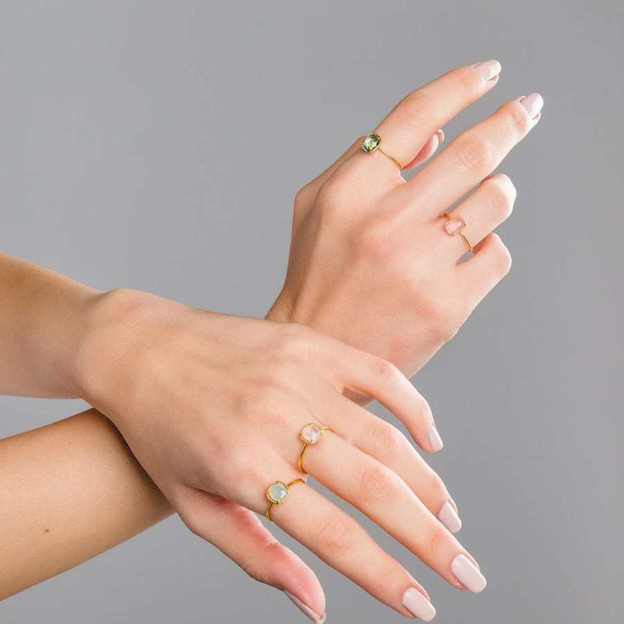 Manos con anillos de la colección Beatriz Gold