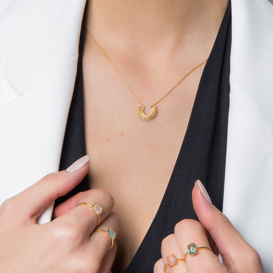 Manos con anillos de la colección Beatriz Gold y collar Adamina