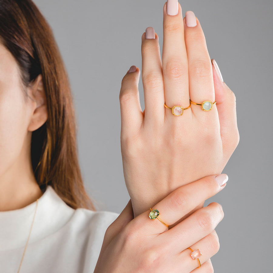 Mano con varios anillos de la colección Beatriz Gold