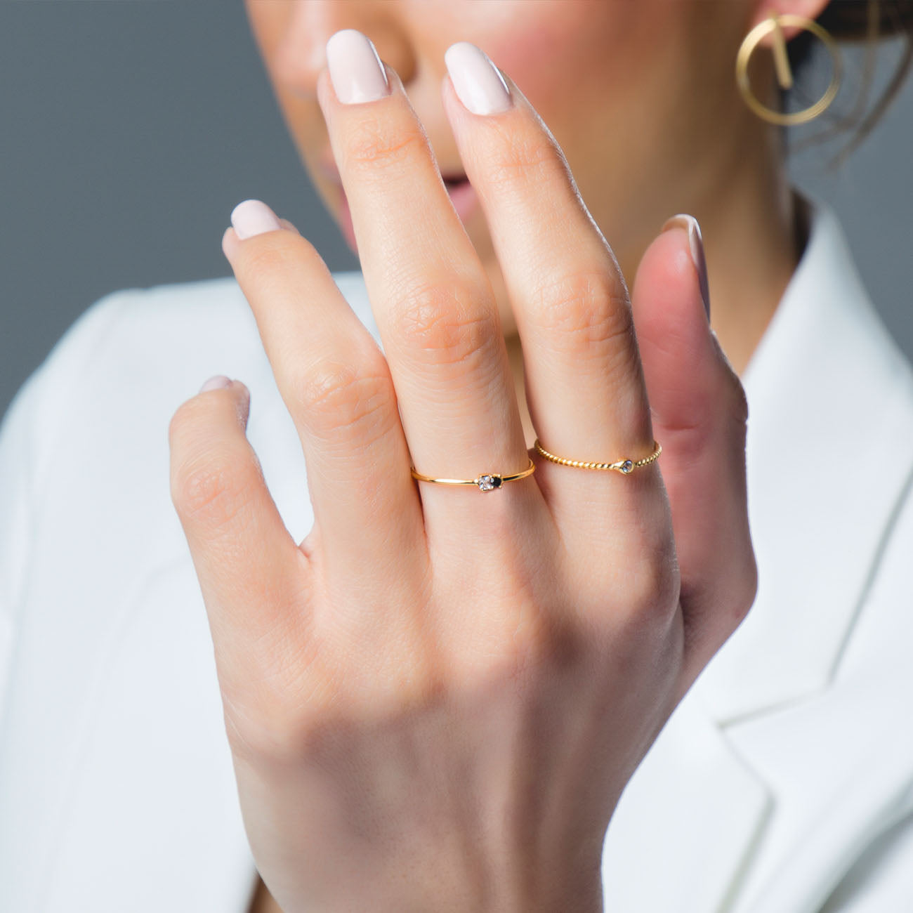 Mano con dos anillos Carolina gold con piedra de Circonita blanca