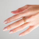 Mano con anillos de oro de la colección Valentina Gold