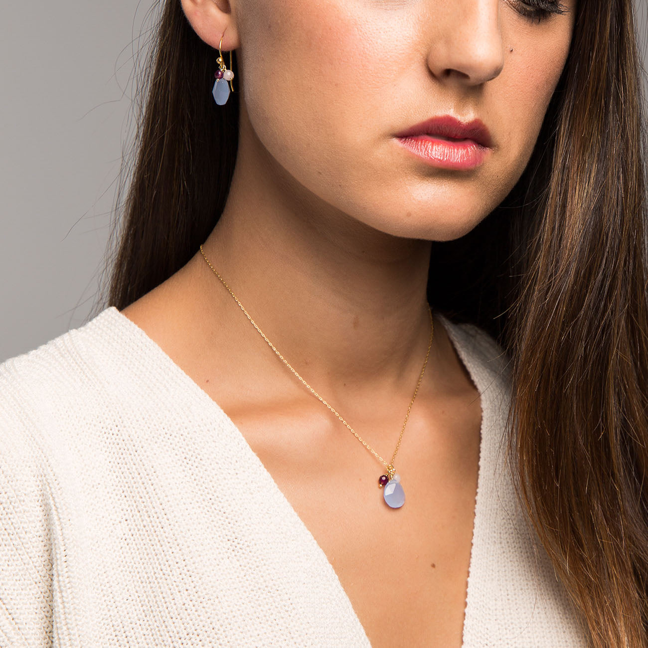 Mujer con pendiente y collar Wendy Blue
