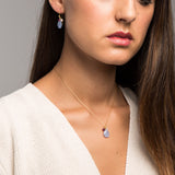 Mujer con pendiente y collar Wendy Blue