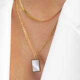 Mujer con collar Yoko 3MM. Adamina