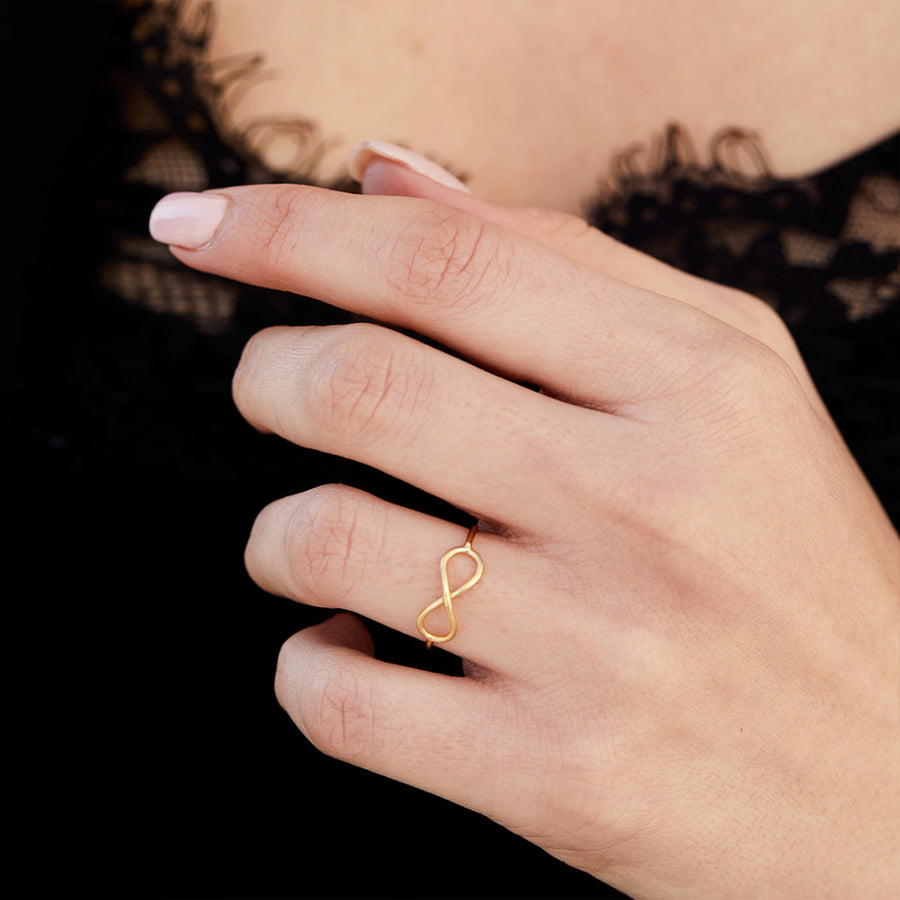 Mano con anillo Infinity Gold