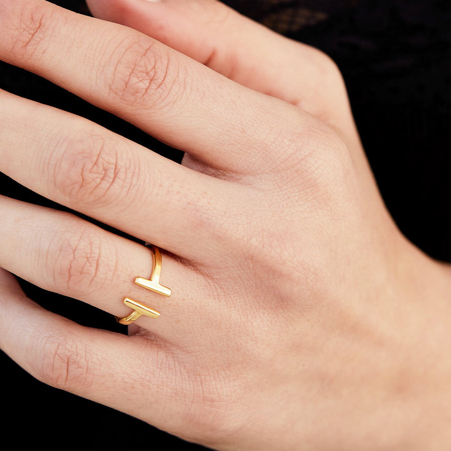 Mano con anillo Plug Gold