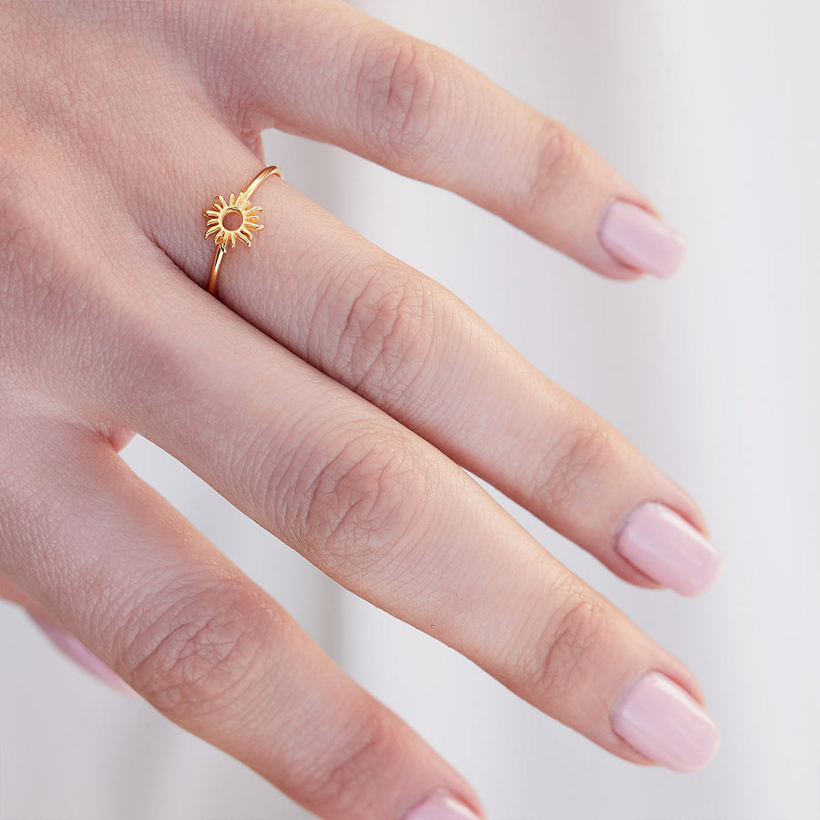 Mano con anillo de oro Sun Gold