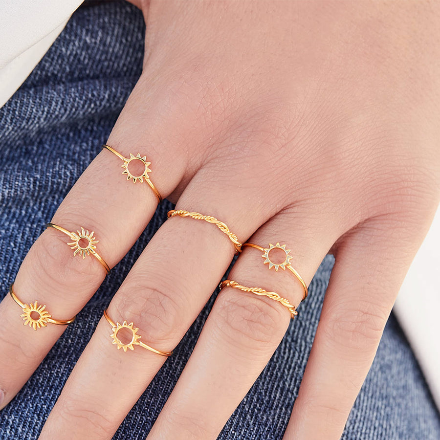 Mano con varios anillos Sund Gold y otros anillos de oro