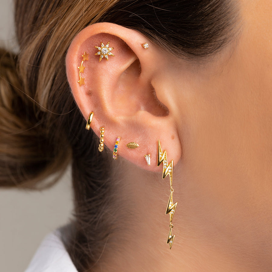 Mujer con pendientes de la colección de Adamina. 