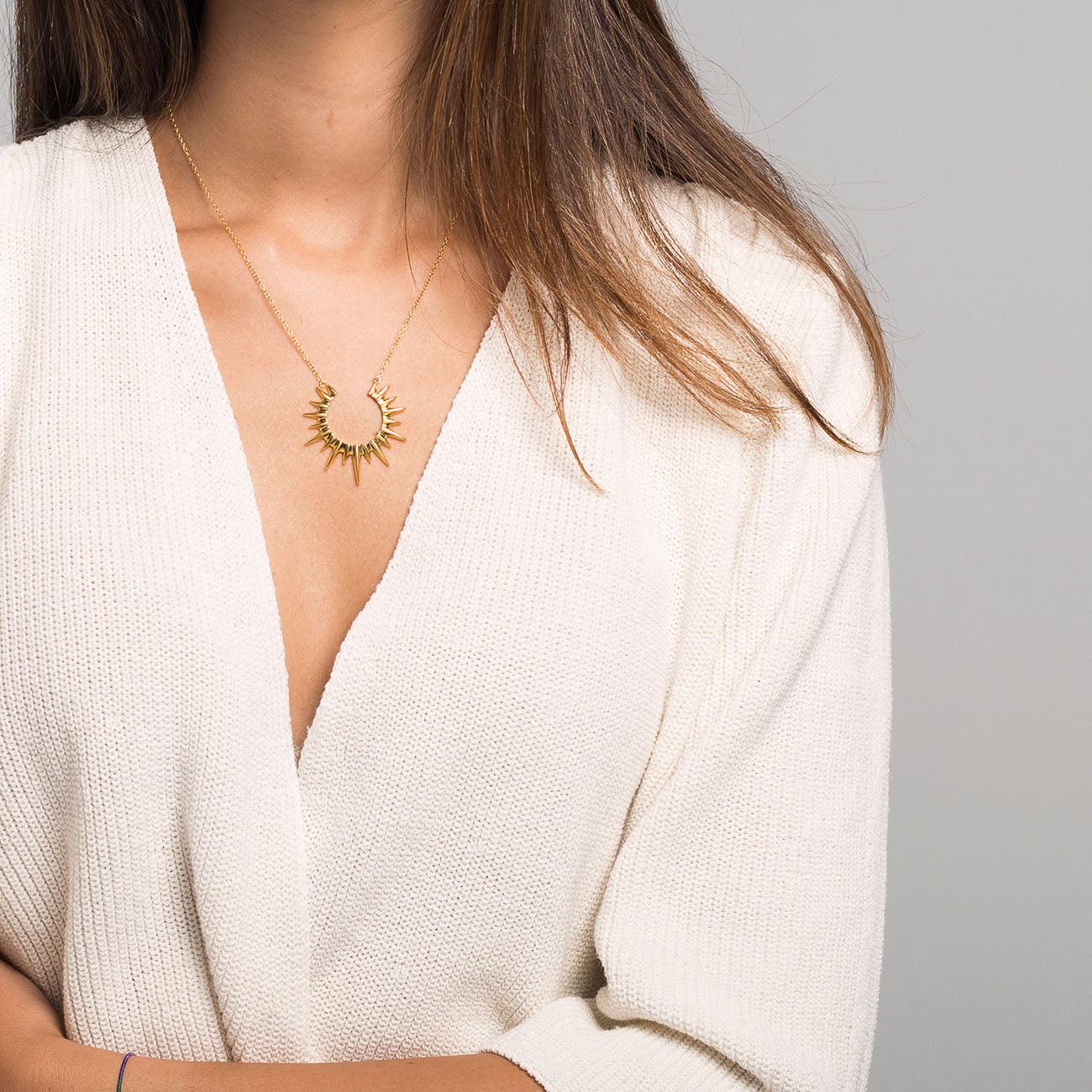 Frau mit Halskette aus Elysse Gold. Adamina