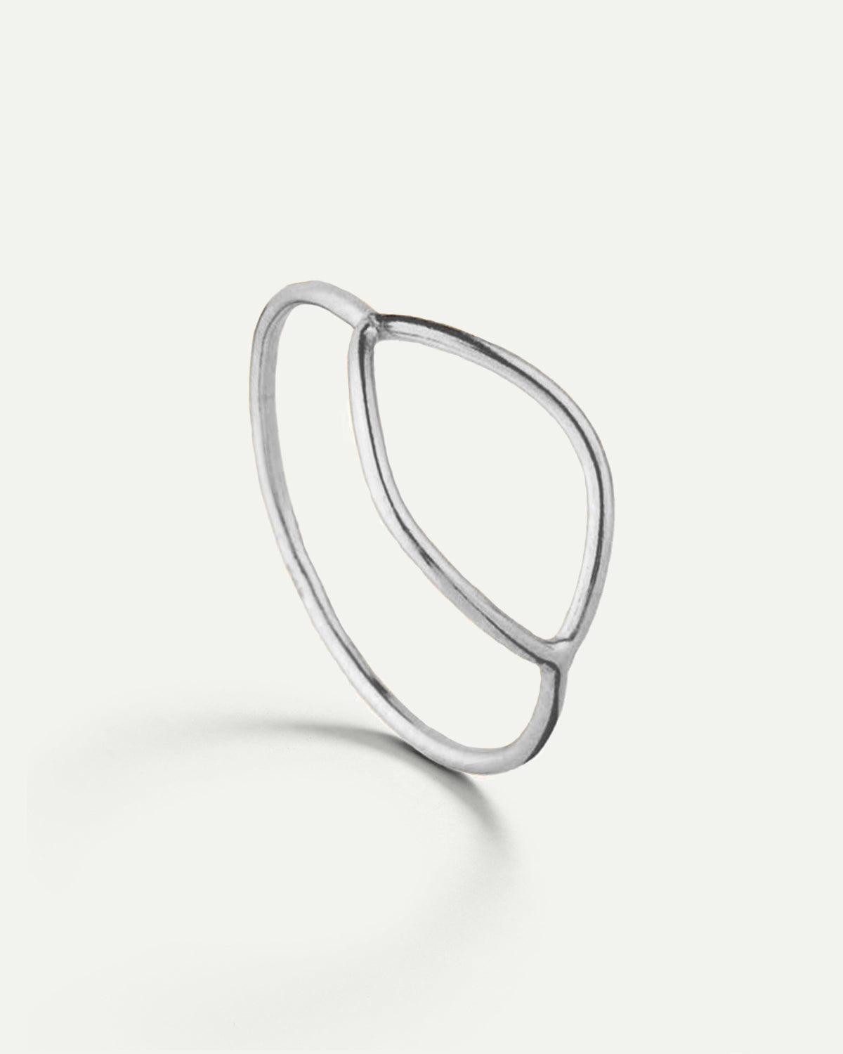 BAGUE OVALE EN ARGENT