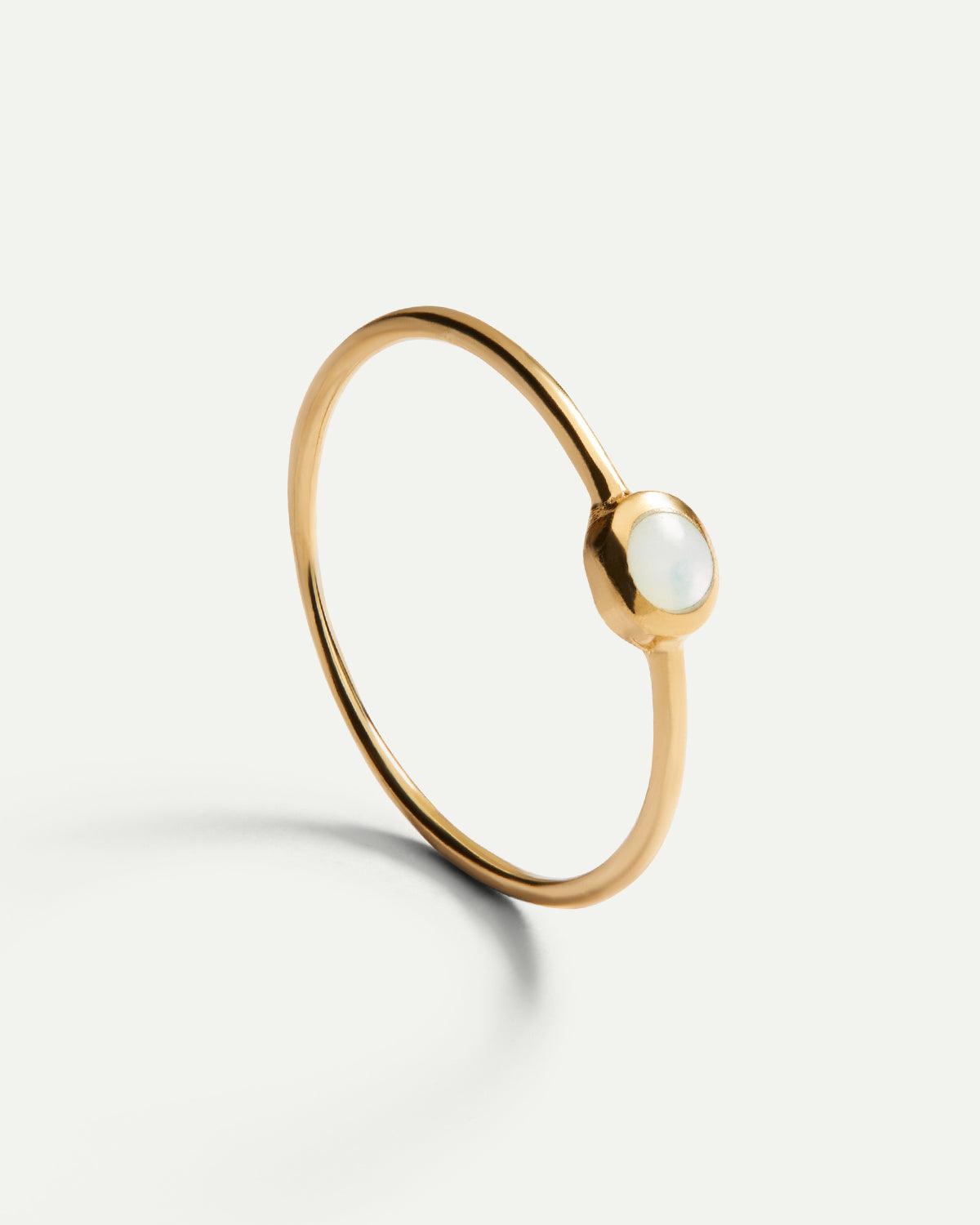 BAGUE EN OR AVEC PIERRE BLANCHE