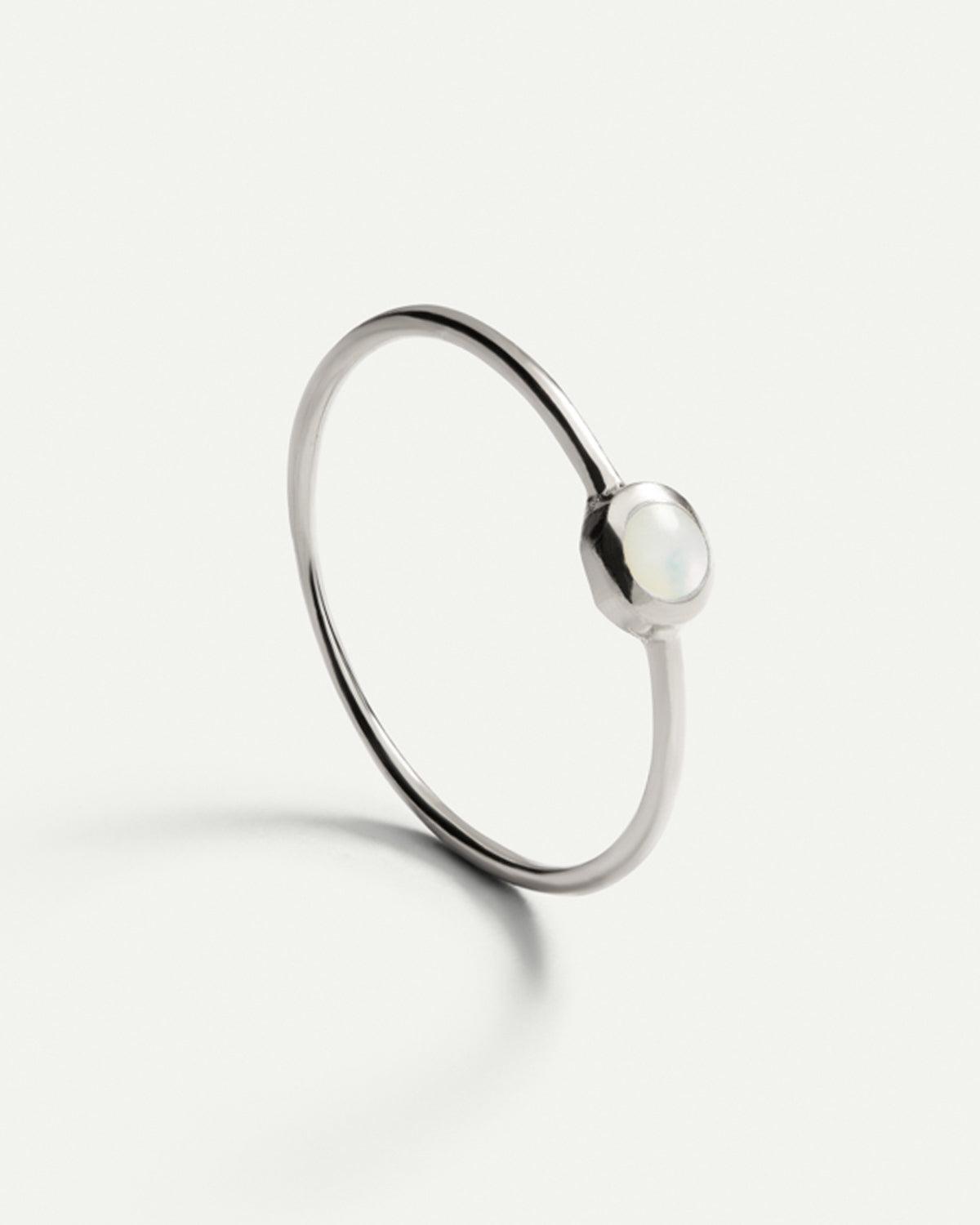 BAGUE EN ARGENT AVEC PIERRE BLANCHE