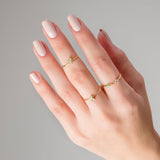 Mano con tre anelli Enid Gold